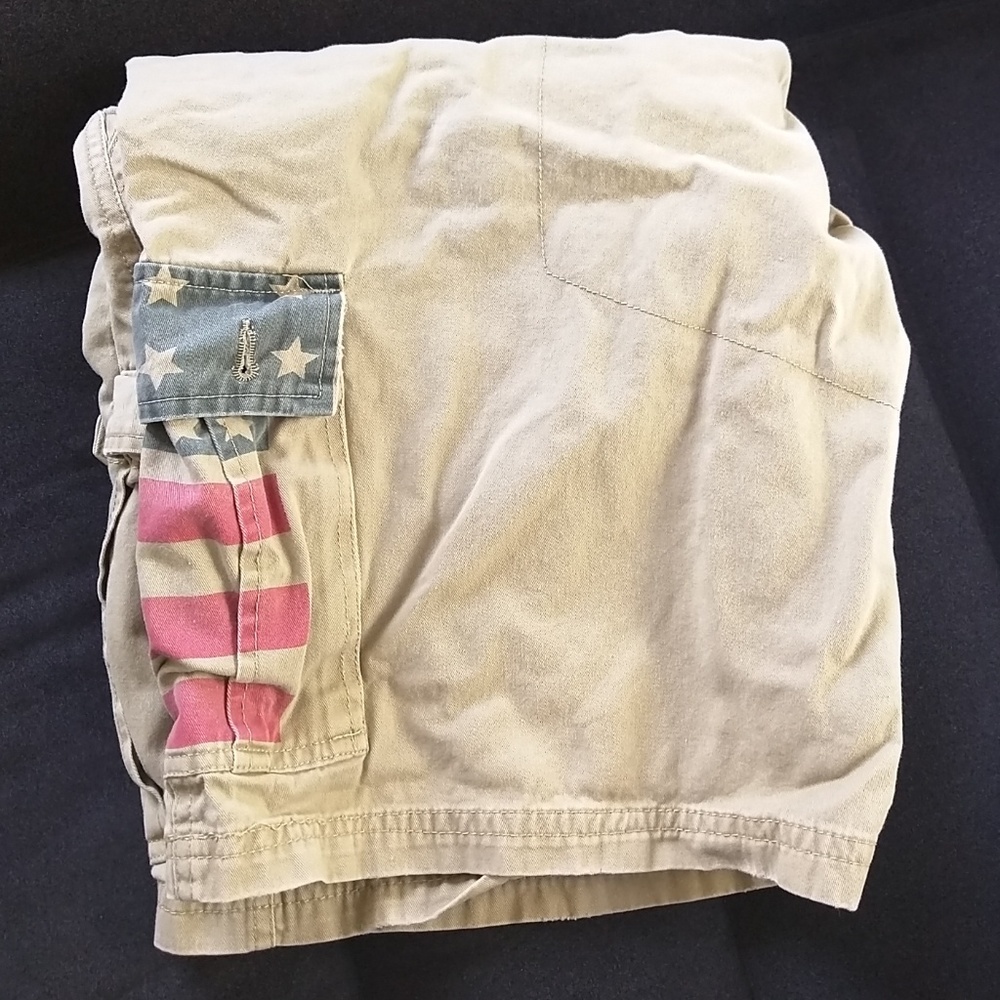 Khaki shorts. 🇺🇸